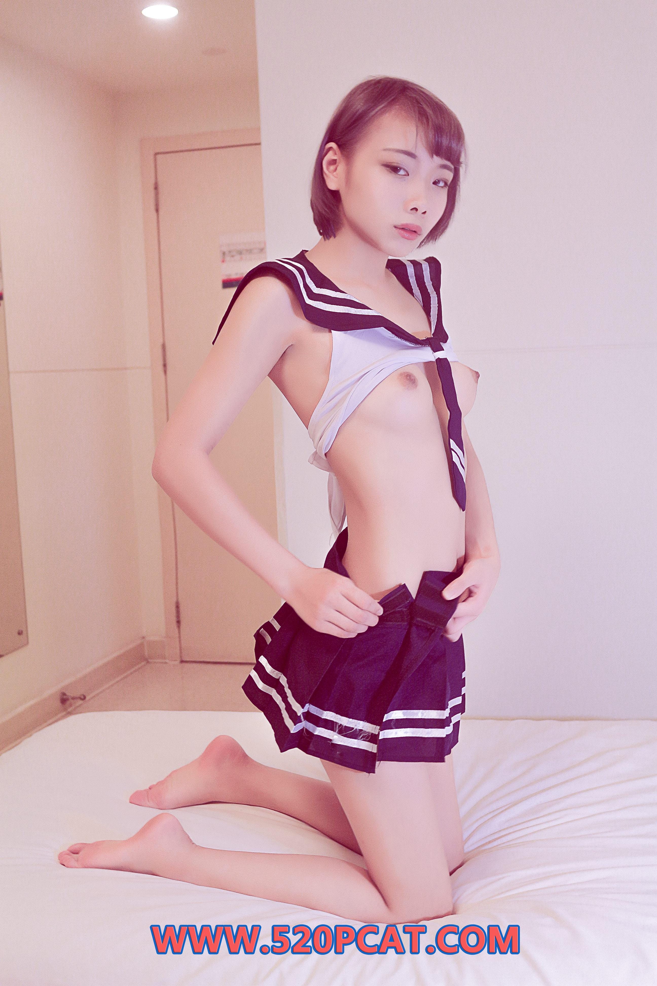 露脐海军领上衣搭配超短褶裙展现甜美萝莉与白嫩肌肤线条